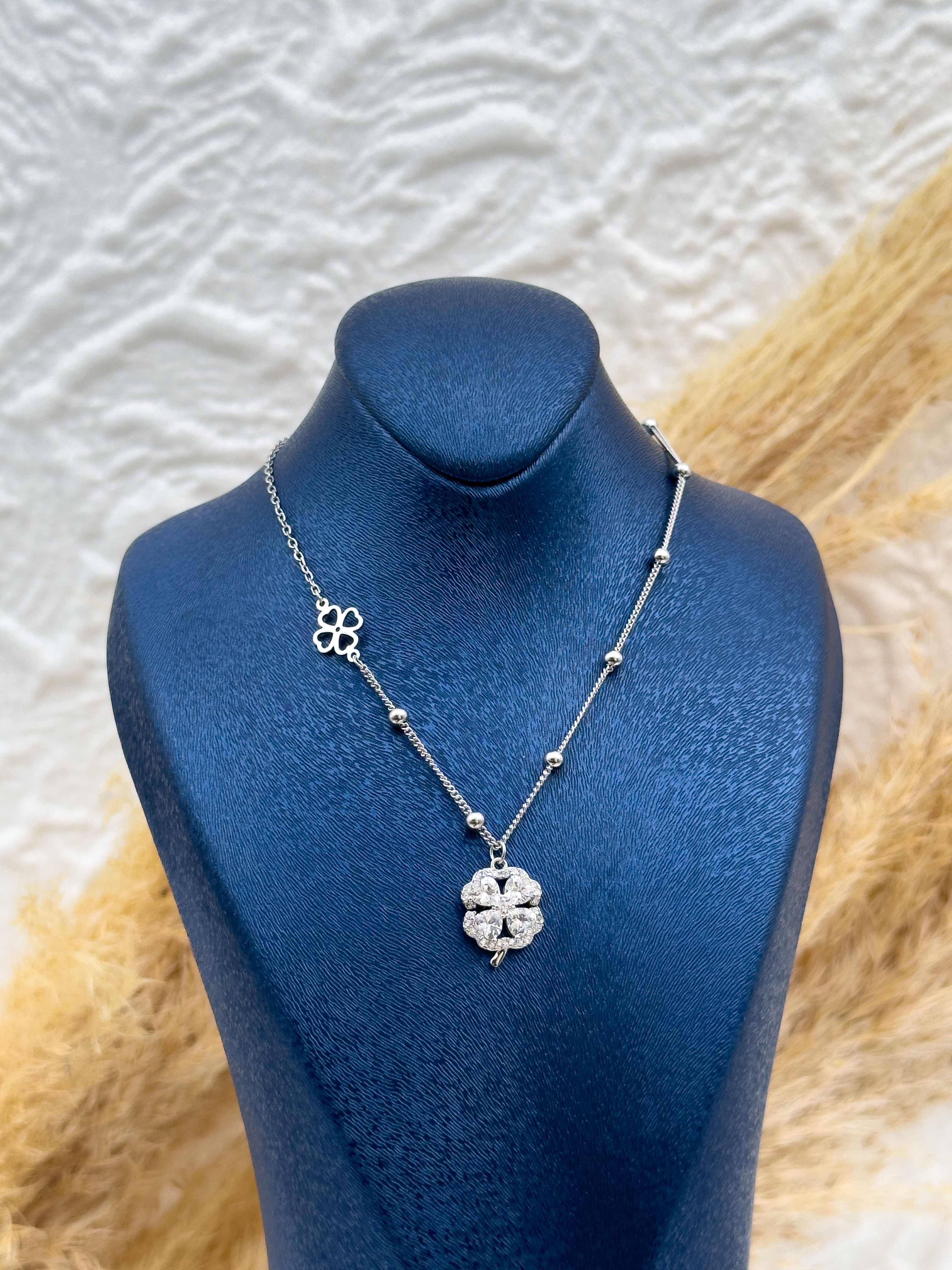 925 Ayar Gümüş Yonca Figürlü Taşlı Kadın Kolye – Şans ve Zarafet